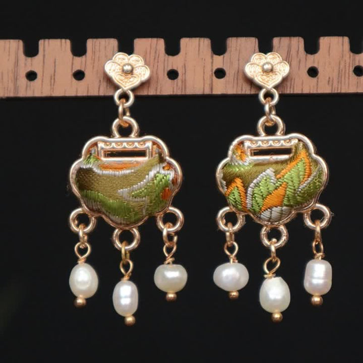 Buddha Stones Ohrhänger aus handgefertigter Seide mit Brokatmotiv, Friedensverschluss und Perle zum Schutz der Seele - Silber (Segen♥Ruhe) - image 0