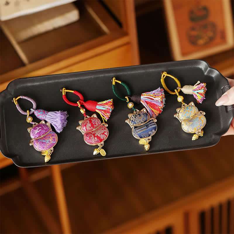 Buddha Stones Schlüsselanhänger mit Glückskatze, Reichtumsquaste und Song-Brokatband - image 5