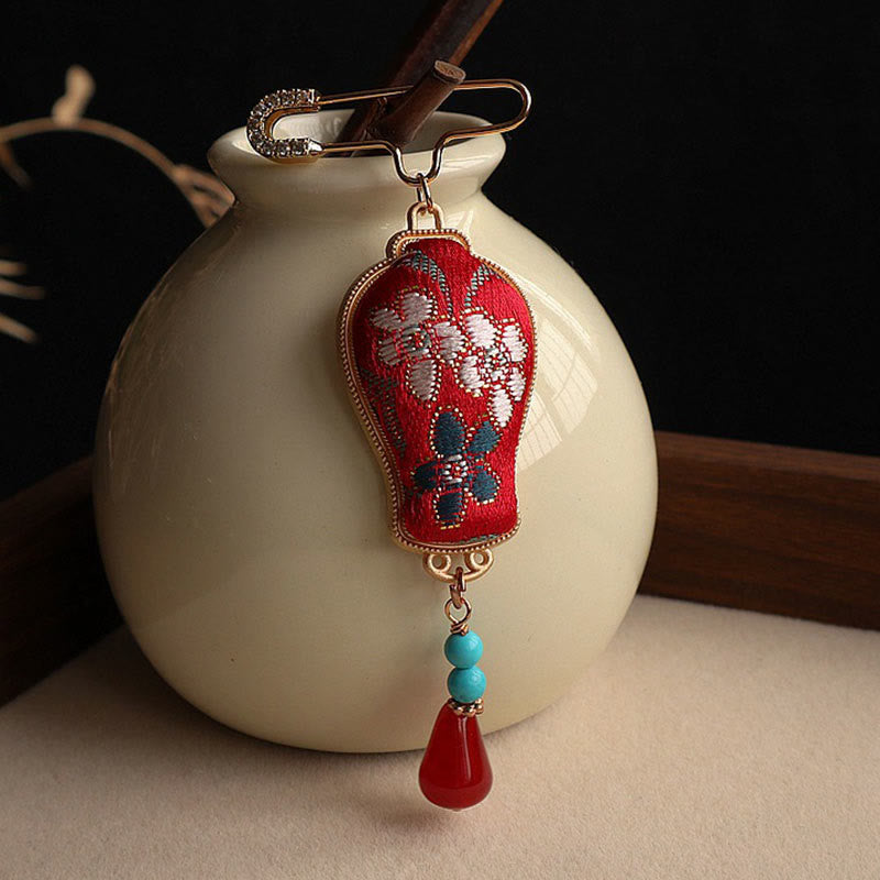 Buddha Stones Elegante Brosche im Brokatvasen-Design - image 0