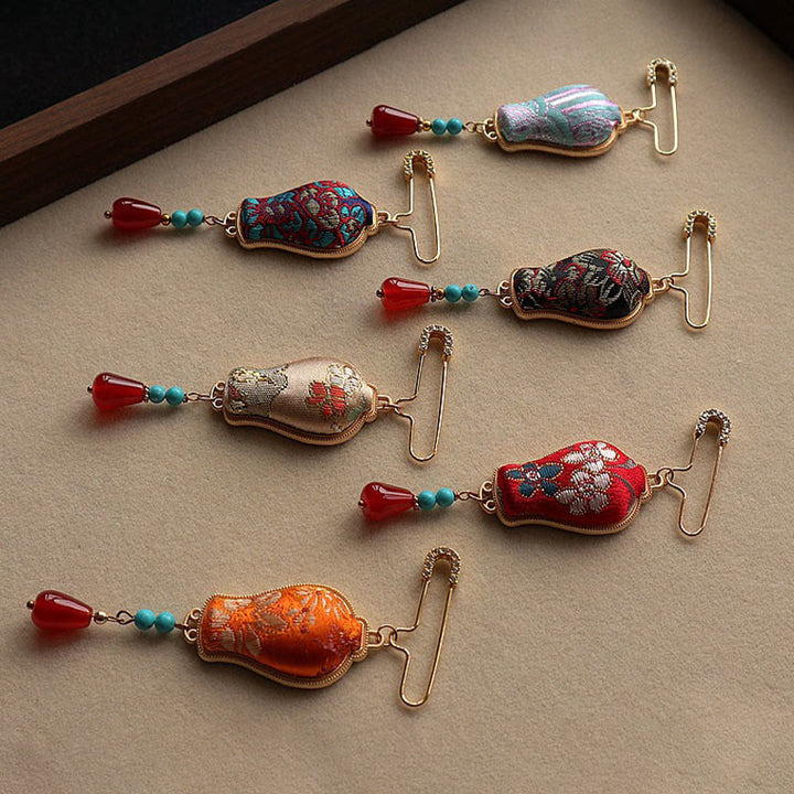 Buddha Stones Elegante Brosche im Brokatvasen-Design - image 11