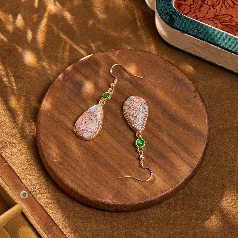 Buddha Stones Handgefertigte Ohrringe aus Seide mit farbenfrohen Mustern und tropfenförmigem Design. - image 3
