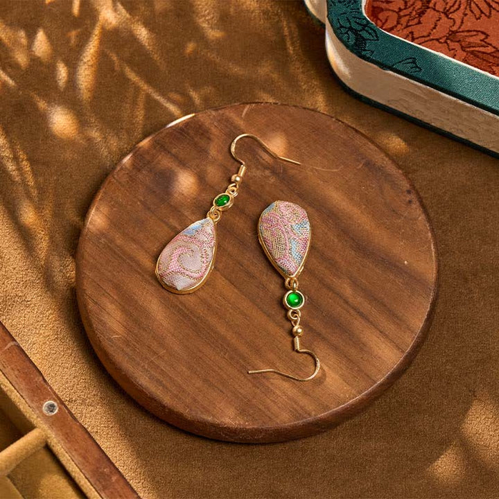Buddha Stones Handgefertigte Ohrringe aus Seide mit farbenfrohen Mustern und tropfenförmigem Design. - image 3