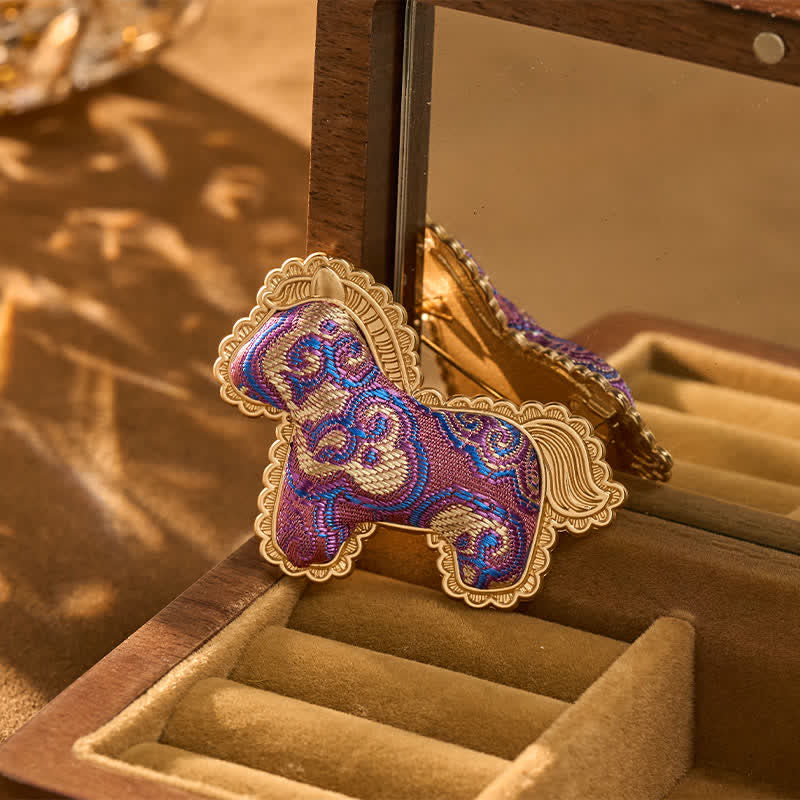 Buddha Stones Handgefertigte lila Wohlstandsbrosche aus Brokat, verziert mit einem lila Pferd. - Song Brocade (Wohlstand♥Harmonie) - image 0