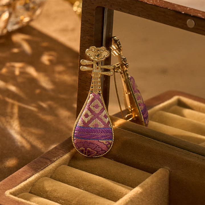 Buddha Stones Handgefertigte chinesische Brosche in Guqin-Form mit floralem Muster aus Song-Brokat. - image 1