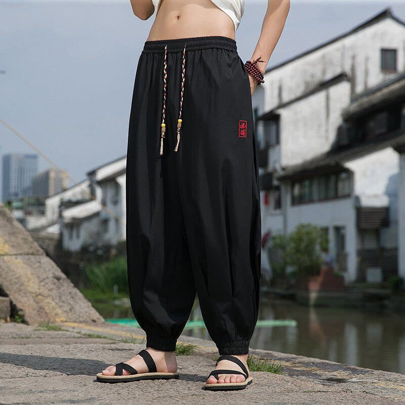 Buddha Stones Lässige Sommer-Haremshose mit Kordelzug, chinesischen Schriftzeichen und Stickerei, Knöchellänge, Taschen - Schwarz - US/UK/AU46, EU56 (5XL) - image 1