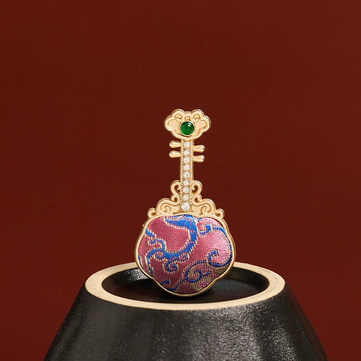 Buddha Stones Handgefertigte lila Pipa-förmige Energiebrosche aus Brokat - Lila Pipa - Song Brocade (Wohlstand♥Harmonie) - image 0