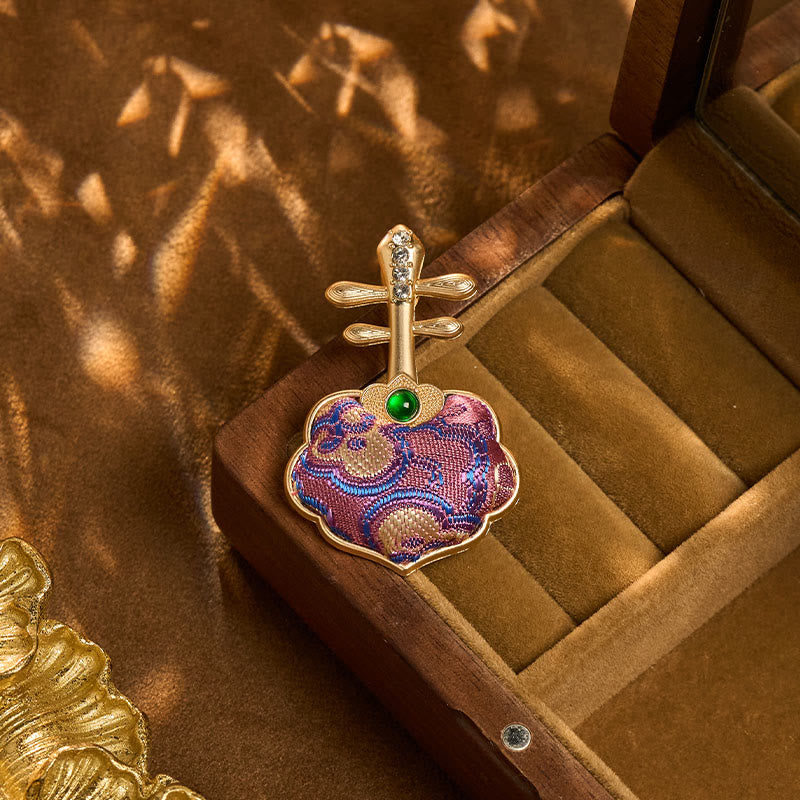 Buddha Stones Handgefertigte lila Pipa-förmige Energiebrosche aus Brokat - image 5