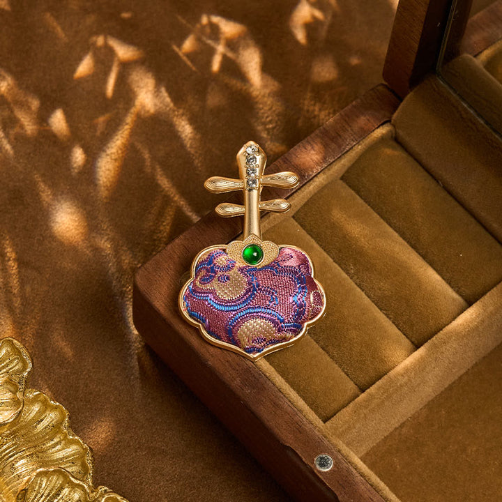 Buddha Stones Handgefertigte lila Pipa-förmige Energiebrosche aus Brokat - image 5