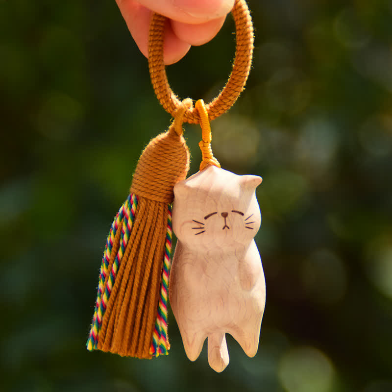 Buddha Stones Schlüsselanhänger mit Katzenquaste aus Buchenholz - Anhänger mit liegender Katze aus gelber Kordel - Buchenholz (Klarheit ♥ Erdende Energie) - image 0