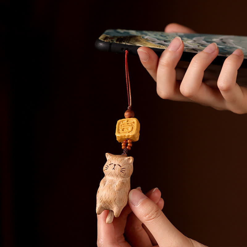 Buddha Stones Handgeschnitzte Glückskatze aus Buchenholz als Handy-Anhänger - image 1