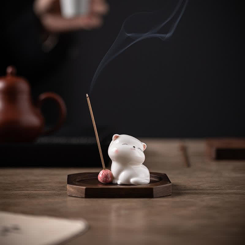 Buddha Stones Minimalistischer weißer Keramik-Katzen-Räuchergefäß mit Pompon (ohne Räucherstäbchen) - image 0