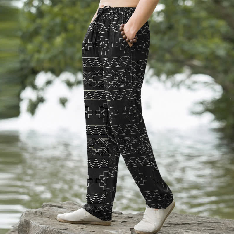 Buddha Stones Baumwollhose für Herren mit weißem, geometrischem Ethno-Muster, schmal zulaufendem Schnitt und Taschen - image 1