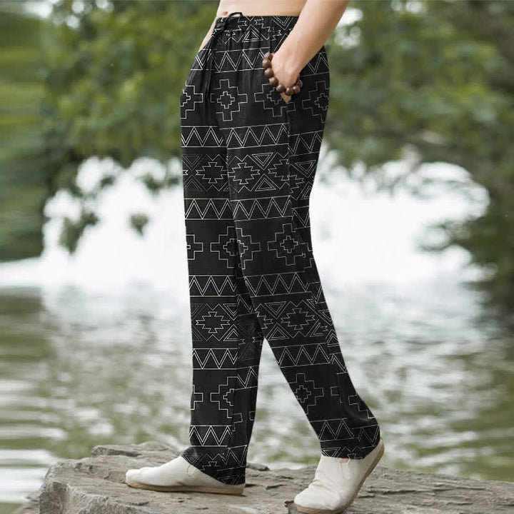 Buddha Stones Baumwollhose für Herren mit weißem, geometrischem Ethno-Muster, schmal zulaufendem Schnitt und Taschen - image 1