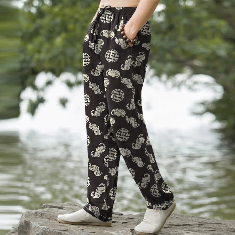 Buddha Stones Baumwollhose für Herren mit langem Bein, schmal zulaufendem Schnitt und Taschen, Wolkenmuster, rundes Emblem, schmal zulaufend - image 1