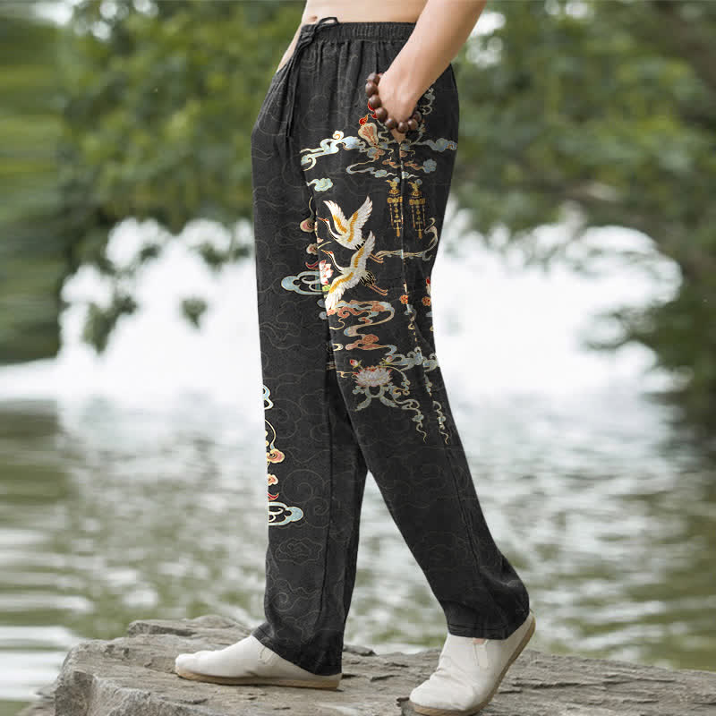 Buddha Stones Baumwoll-Herrenhose mit schmal zulaufendem Bein und Taschen, Muster: Kranich, Glückswolken und Lotuspavillon - image 1
