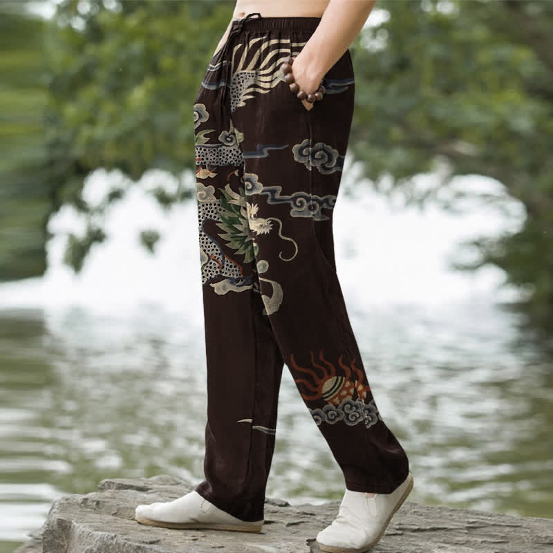 Buddha Stones Herrenhose aus Baumwolle mit Drachen- und Wolkenmuster, schmal zulaufend und mit Taschen - image 1