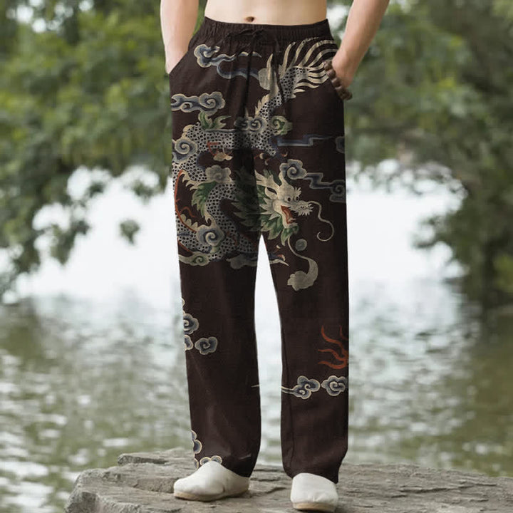 Buddha Stones Herrenhose aus Baumwolle mit Drachen- und Wolkenmuster, schmal zulaufend und mit Taschen - Sattelbraun - US/ UK/AU50, EU60 (5XL) - image 0