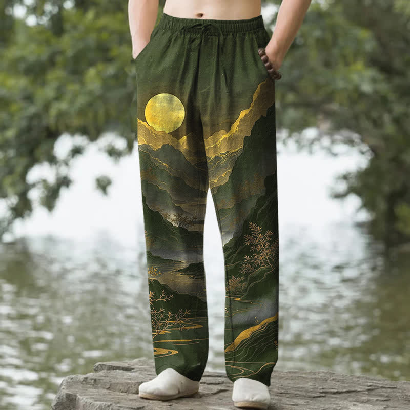 Buddha Stones Baumwollhose für Herren mit goldenem Bergmuster bei Sonnenaufgang, schmal zulaufender Schnitt und Taschen - Dunkelolivgrün - US/ UK/AU50, EU60 (5XL) - image 0