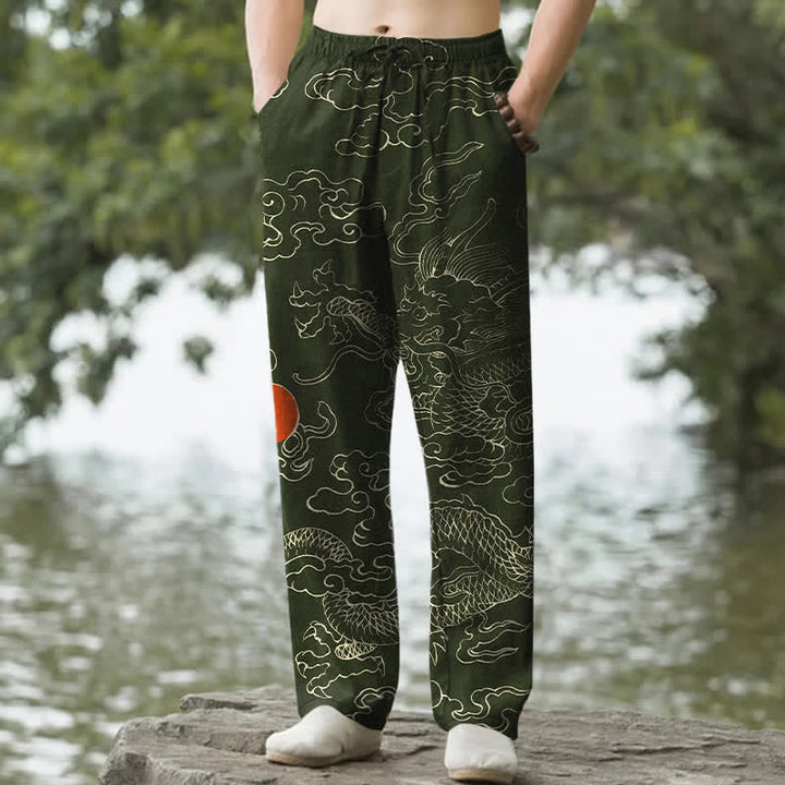 Buddha Stones Herren-Hose aus Baumwolle mit schmal zulaufendem Bein und Taschen, Muster: Fliegender Drache „Chasing The Sun“ - Dunkelolivgrün - US/ UK/AU50, EU60 (5XL) - image 0