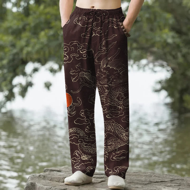 Buddha Stones Herren-Hose aus Baumwolle mit schmal zulaufendem Bein und Taschen, Muster: Fliegender Drache „Chasing The Sun“ - Sattelbraun - US/ UK/AU50, EU60 (5XL) - image 4