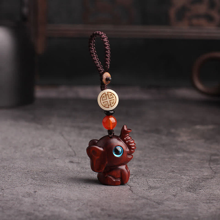Buddha Stones Schlüsselanhänger aus grünem Sandelholz mit Elefantenmotiv und Stärke-Motiv - Glückverheißendes Symbol Rotes Sandelholz - image 3