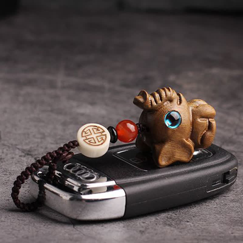 Buddha Stones Schlüsselanhänger aus grünem Sandelholz mit Elefantenmotiv und Stärke-Motiv - image 1
