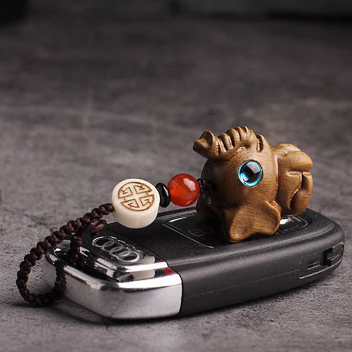 Buddha Stones Schlüsselanhänger aus grünem Sandelholz mit Elefantenmotiv und Stärke-Motiv - image 1