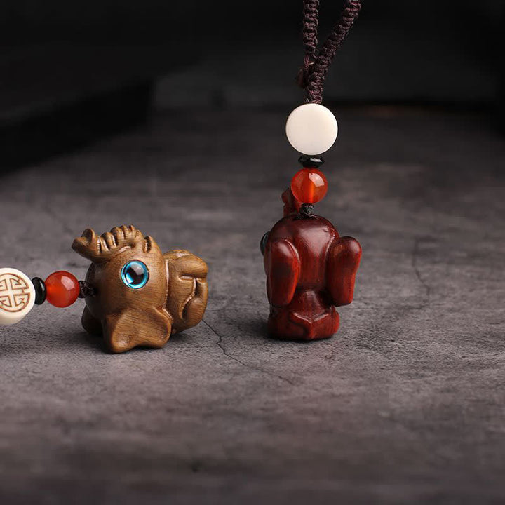 Buddha Stones Schlüsselanhänger aus grünem Sandelholz mit Elefantenmotiv und Stärke-Motiv - image 11
