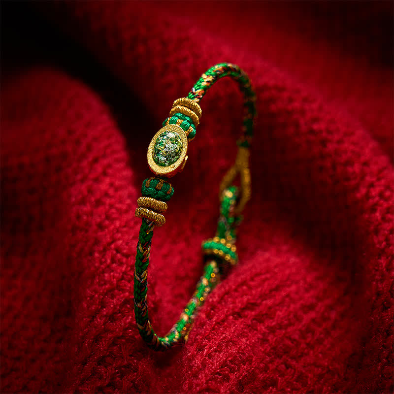 Buddha Stones Fünffarbiges, handgewebtes Armband mit grünen Amuletten und Pflaumenblütenmotiven zum Schutz, verstellbar - Grün - Mit Yuanbao-Zubehör - image 0