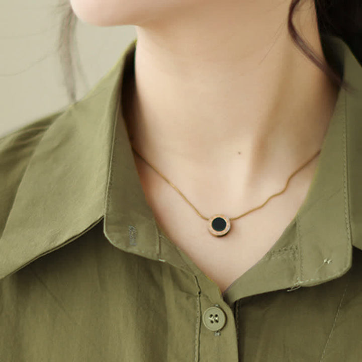 Buddha Stones Lässiges, minimalistisches Kurzarmhemd für Damen mit Knopfleiste, einfarbig, asymmetrischem Lagen-Design und Knopfleiste - image 5