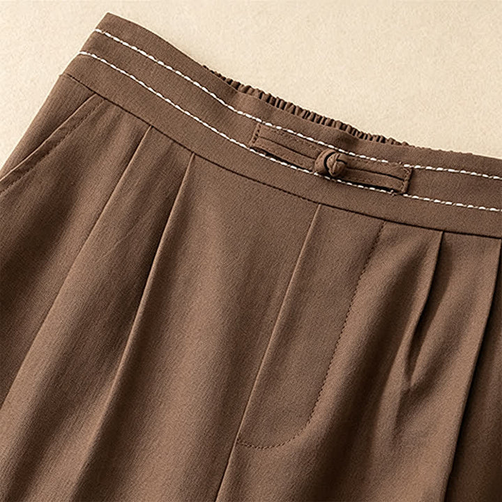 Buddha Stones Lässige, minimalistische Sommerhose aus Unifarben mit Knöchellänge, geradem Bein und Taschen, mit einem Froschknopf - image 1