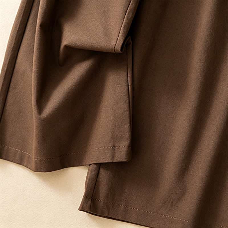 Buddha Stones Lässige, minimalistische Sommerhose aus Unifarben mit Knöchellänge, geradem Bein und Taschen, mit einem Froschknopf - image 4