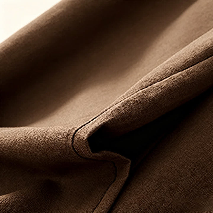 Buddha Stones Lässige, minimalistische Sommerhose aus Unifarben mit Knöchellänge, geradem Bein und Taschen, mit einem Froschknopf - image 3