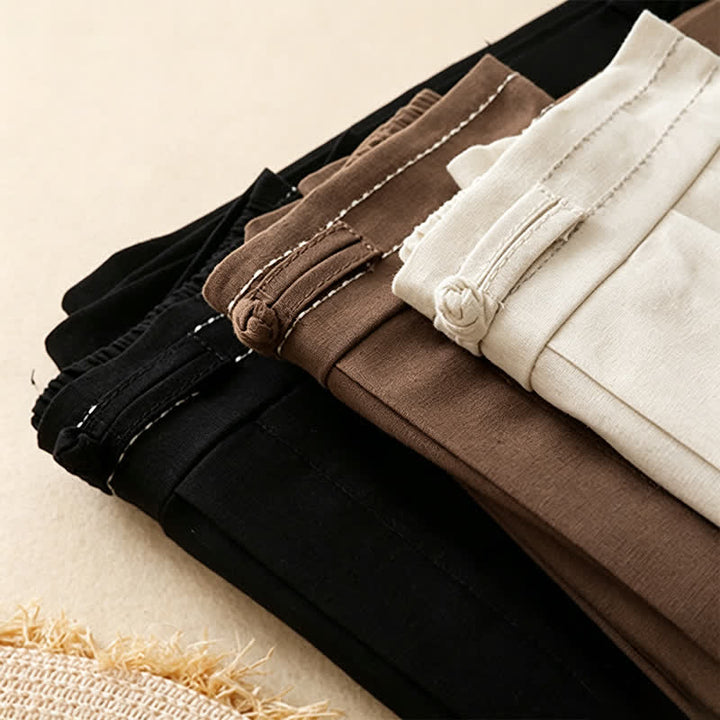 Buddha Stones Lässige, minimalistische Sommerhose aus Unifarben mit Knöchellänge, geradem Bein und Taschen, mit einem Froschknopf - image 23