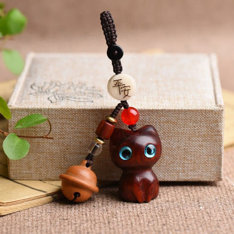 Buddha Stones Handgeschnitzte Schlüsselanhänger mit Katzenglocke aus Ebenholz und rotem Sandelholz - Rotes Sandelholz (Segen♥Glückverheißend) - image 2