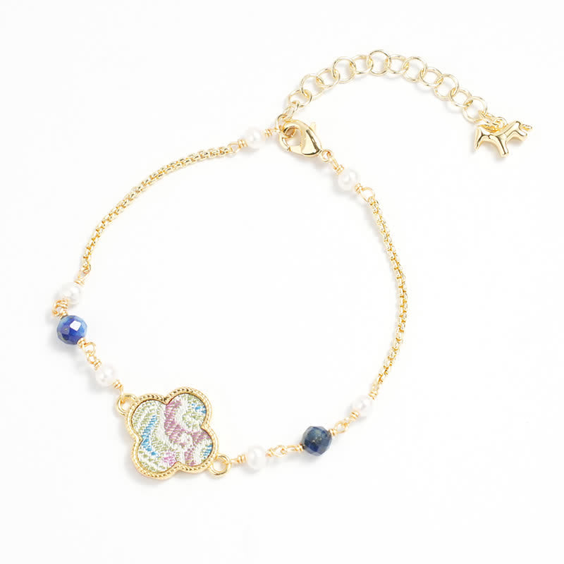 Buddha Stones Perlenbesetztes, brokatverziertes Armband aus Kupfer mit vierblättrigem Kleeblattmuster und verstellbarem Design, verziert mit Brokat und Perleneinlagen, aus Reinheits- und verstellbarem Kupfer - Vierblättriges Kleeblatt (gleicher Farbton – Muster variiert) - image 0