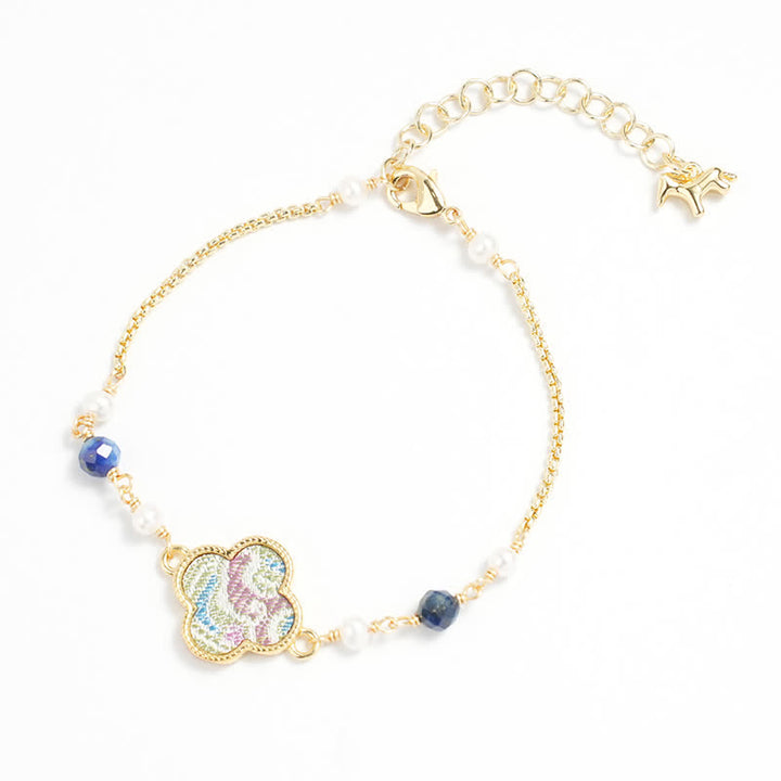 Buddha Stones Perlenbesetztes, brokatverziertes Armband aus Kupfer mit vierblättrigem Kleeblattmuster und verstellbarem Design, verziert mit Brokat und Perleneinlagen, aus Reinheits- und verstellbarem Kupfer - Vierblättriges Kleeblatt (gleicher Farbton – Muster variiert) - image 0