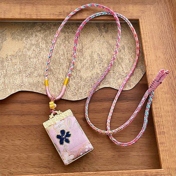 Buddha Stones Halskette aus Brokat mit floralem Muster und geflochtenem Rechteck - Rosa (gleicher Farbton – Muster variiert) - image 7