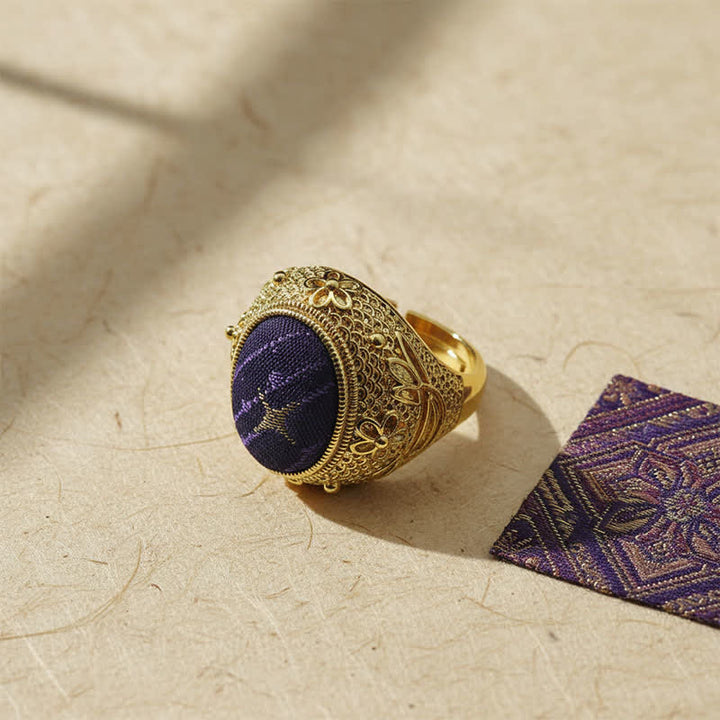 Buddha Stones „Song Brocade Prosperity“ – Verstellbarer Ring im chinesischen Stil mit ovalem, taubeneigroßem Stein - Songbrokat (gleicher Farbton – Muster variiert) - image 0