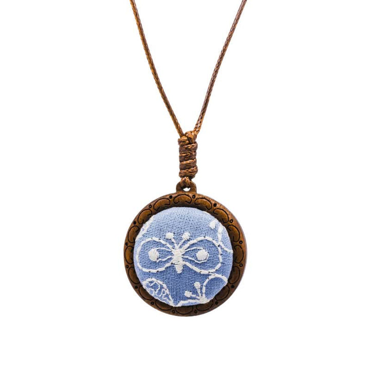 Buddha Stones Runde Halskette aus Holz, handgeschnitzt und bestickt mit Blumen und Schmetterlingen - Blauer Schmetterling - image 10