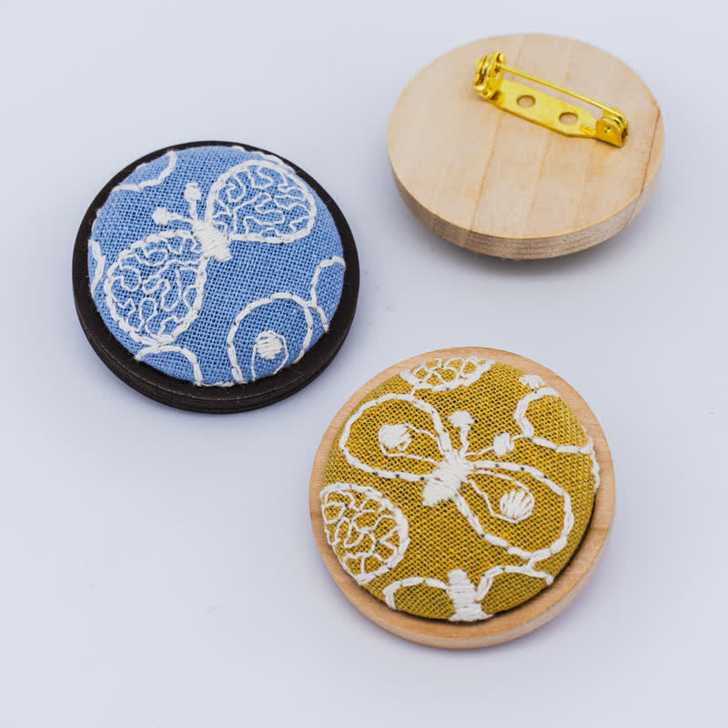 Buddha Stones Runde Halskette aus Holz, handgeschnitzt und bestickt mit Blumen und Schmetterlingen - image 15