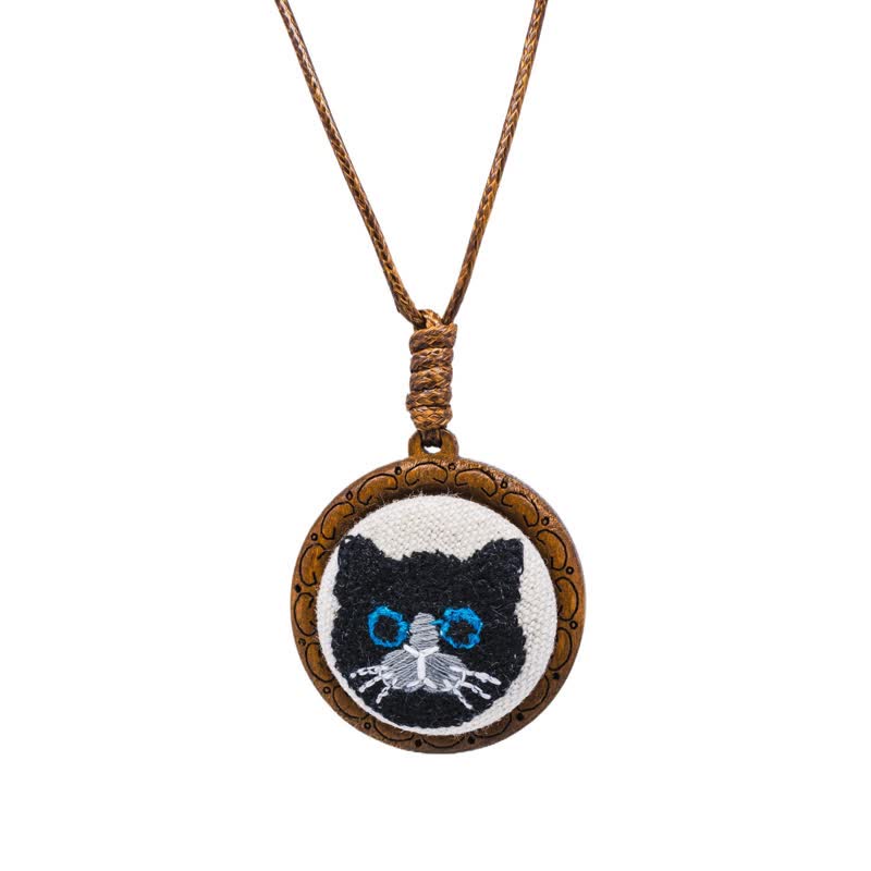 Buddha Stones Halskette mit besticktem runden Anhänger „Glückskatze“ aus Holz - Schwarze Katze - image 4
