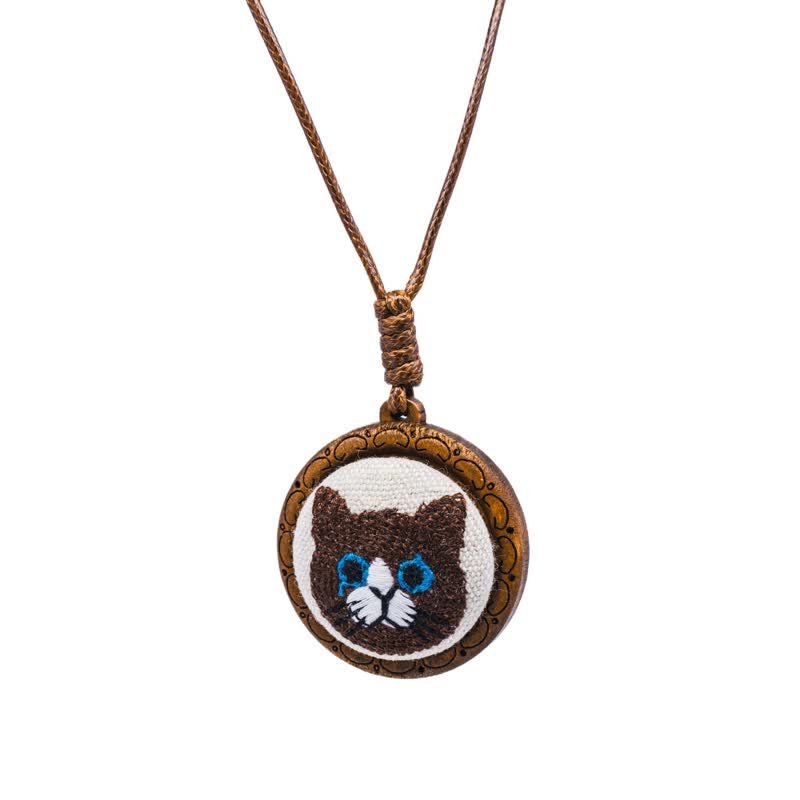 Buddha Stones Halskette mit besticktem runden Anhänger „Glückskatze“ aus Holz - Kuh Katze - image 11