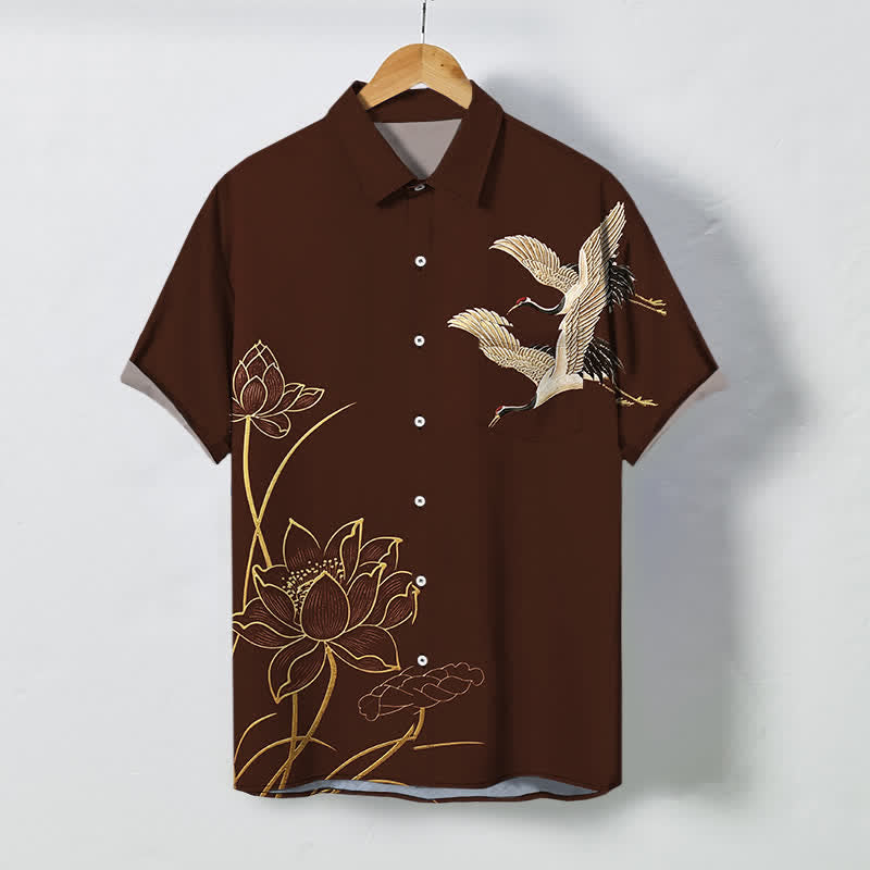 Buddha Stones Atmungsaktives Herren-Kurzarmhemd mit Kranich-Lotus-Muster und Knöpfen - Sattelbraun - US/ UK/AU48, EU58 (4XL) - image 0