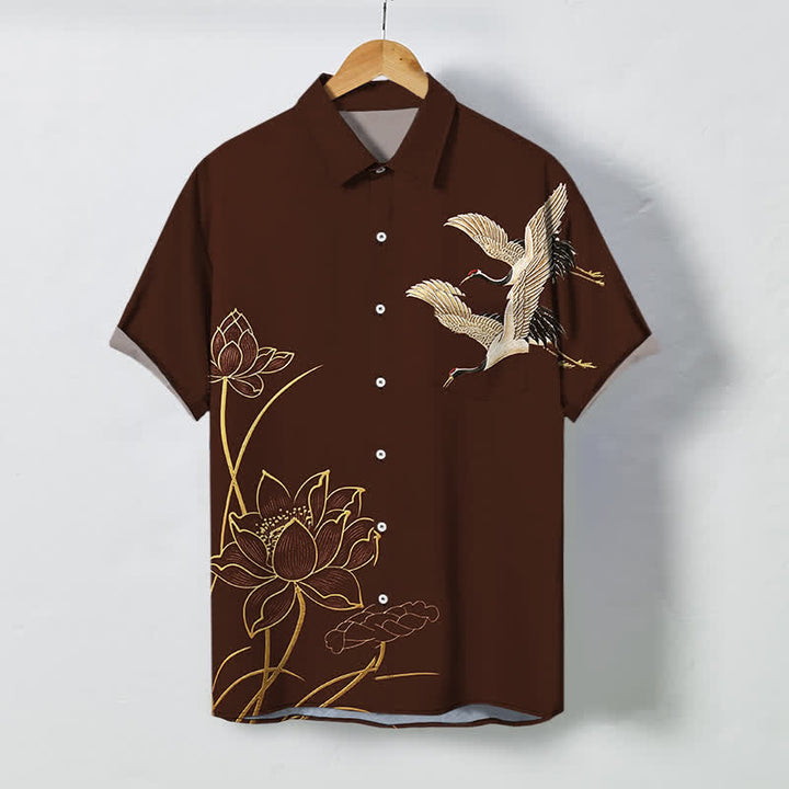 Buddha Stones Atmungsaktives Herren-Kurzarmhemd mit Kranich-Lotus-Muster und Knöpfen - Sattelbraun - US/ UK/AU48, EU58 (4XL) - image 0