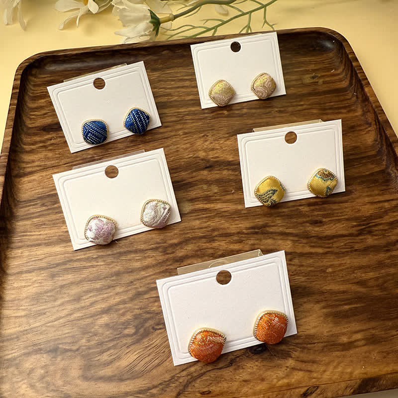 Buddha Stones Handgefertigte Ohrstecker aus Brokat mit geometrischem quadratischem Muster - image 14