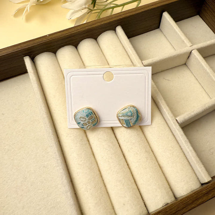 Buddha Stones Handgefertigte Ohrstecker aus Brokat mit geometrischem quadratischem Muster - Blau (gleicher Farbton – Muster variiert) - image 3