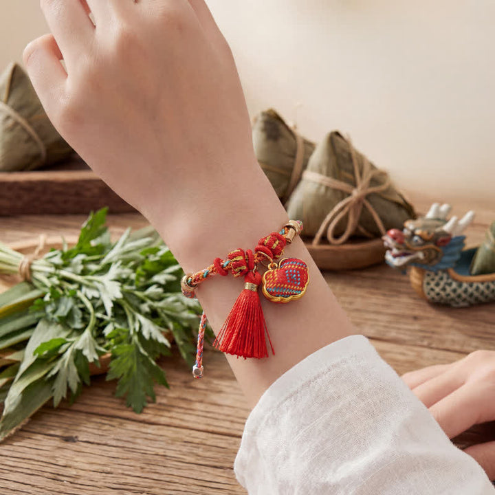 Buddha Stones Handgefertigtes Armband aus fünffarbiger Kordel mit Glücksbringer, rotem Brokat, chinesischem Schlossanhänger, Apfel-Geldbeutel, Kürbis-Zongzi-Motiv - image 4