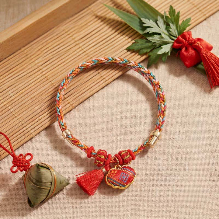 Buddha Stones Handgefertigtes Armband aus fünffarbiger Kordel mit Glücksbringer, rotem Brokat, chinesischem Schlossanhänger, Apfel-Geldbeutel, Kürbis-Zongzi-Motiv - Chinesischer Schlossanhänger (gleicher Farbton – Muster variiert) - image 0