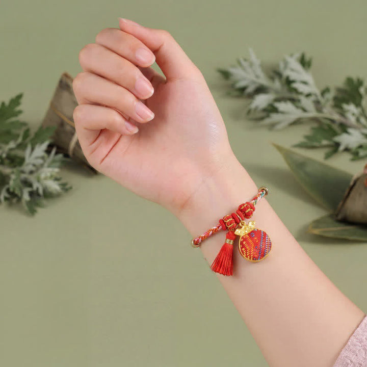 Buddha Stones Handgefertigtes Armband aus fünffarbiger Kordel mit Glücksbringer, rotem Brokat, chinesischem Schlossanhänger, Apfel-Geldbeutel, Kürbis-Zongzi-Motiv - image 8